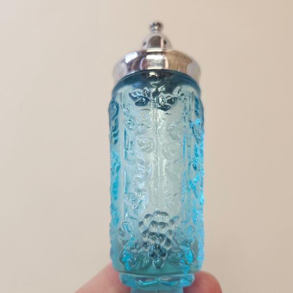 VTG Westmoreland Ice Blue Grape Salt and Pepper Shakers - Picture 5 of 8